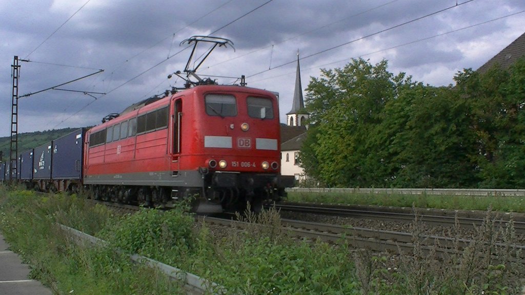 151 006-4 erreicht am 03.08.2011 mit einem Containerzug den Haltepunkt Thngersheim auf der KBS 800. 