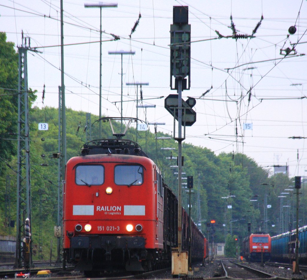151 021-3 von Railion steht in Aachen-West mit einem langen gemischten Gterzug  aus Osnabrck nach Kortenberg-Goederen(B) am Abend des 14.5.2013. 