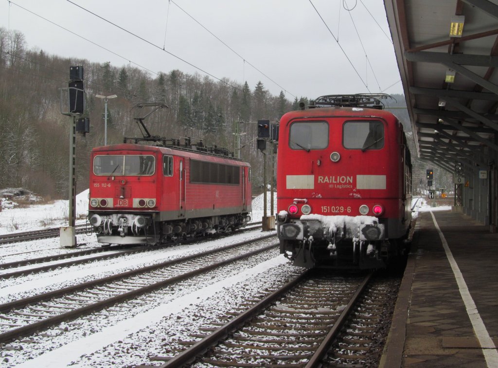 151 029-6 und 155 112-6 stehen am 06. Februar 2013 als Schubloks in Probstzella.