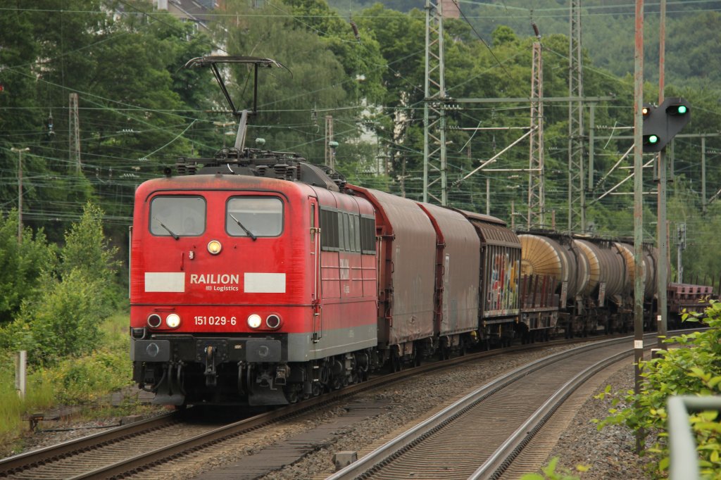 151 029-6 mit einem gemischtem Güterzug am 07.06.2012 in Wuppertal Steinbeck.
