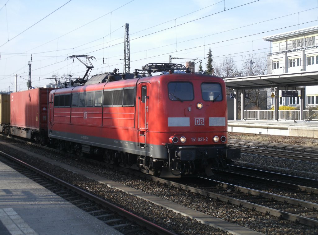 151 031-2 schleicht sich mit einem Containerzug in Mnchen am Heimeranplatz Stadtauswrts am 24.Mrz 2011.