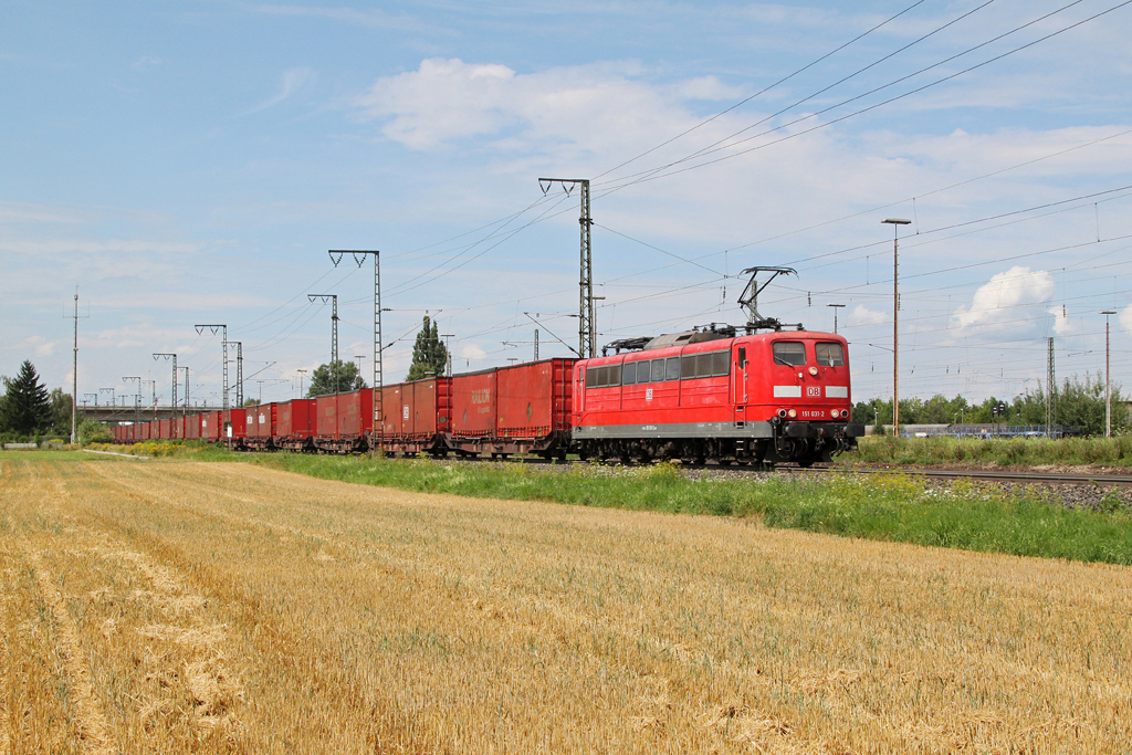 151 031 mit einem KLV Zug am 04.08.2012 in Regensburg.