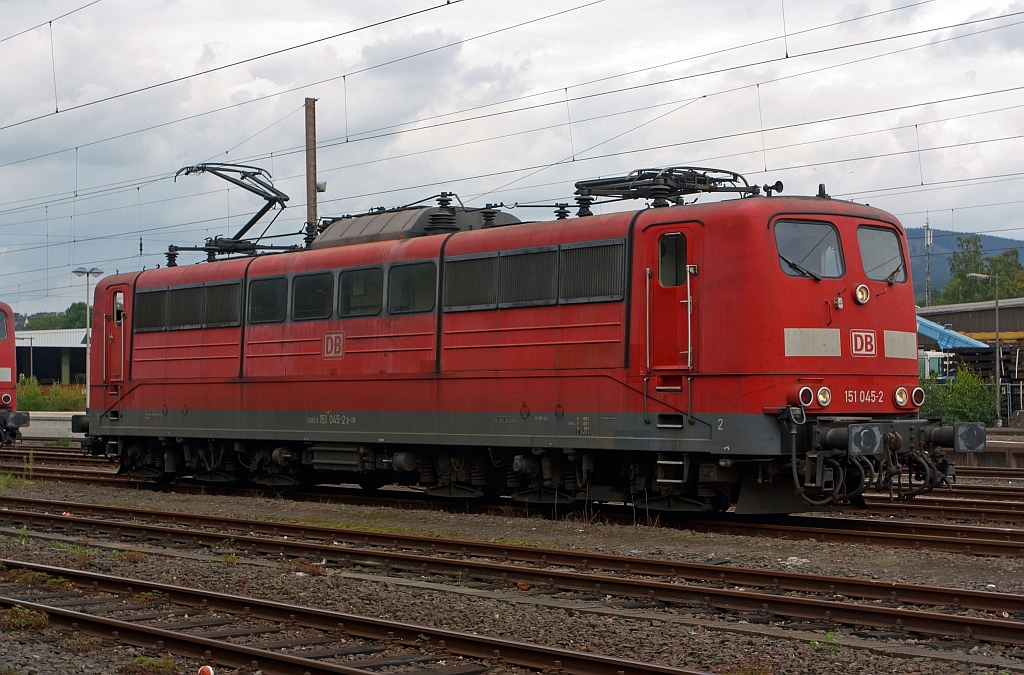 151 045-2 der DB abgestellt in Kreuztal am 16.08.2011. Die Lok hat gerade aufgebgelt.