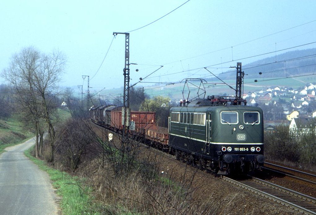 151 053 erklimmt die Rampe von Laufach nach Heigenbrcken, April 1984.