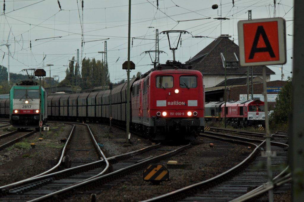 151 056-9 und eine weitere 151er ziehen am frhen Abend des 11.10.2011 einen langen Kohlenzug aus Aachen West Richtung Kln. Links rangiert Cobra 186 209 (2817), rchts zwei abgestellte Class66 von Crossrail. 