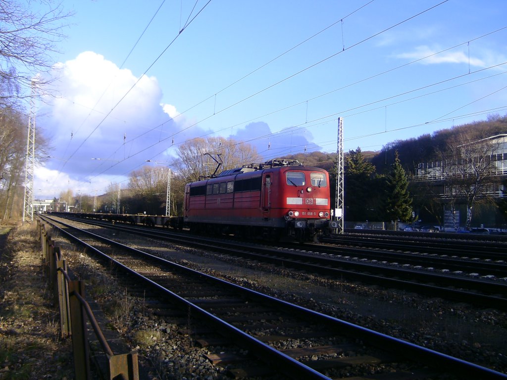 151 058-5 mit einem leeren Containerzug auf dem Weg in den Hamburger Hafen. Der Zug wird gleich durch die berchtigte  Hausbrucher Kurve  quietschen. Heute ist hier leider eine Lrmschutzwand und nix mehr zu sehen. Aufnahme vom 02.03.2010