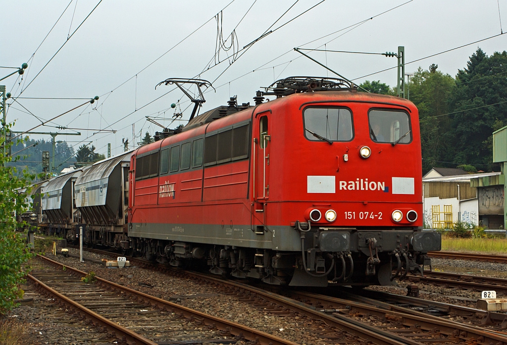 151 074-2 der DB Schnker Rail zieht einen Ganzzug mit geschlossenen Schttgutwagen am 28.07.2012 durch Betzdorf/Sieg in Richtung Kln.