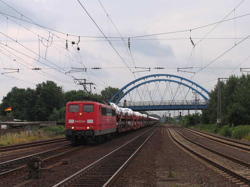 151 074-2 mit einem Gterzug in die richting von Leer auf Bahnhof Salzbergen am 10-7-2012.