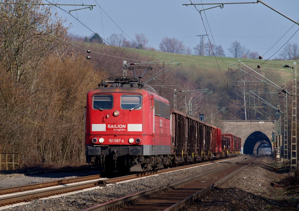 151 087-4 am 03.03.2011 mit dem Ziel Aachen West auf der KBS 480 bei Eilendorf.