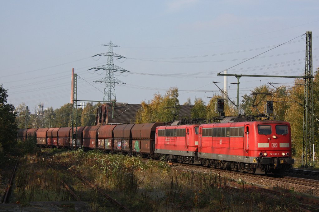 151 094+151 xxx am 25.10.11 mit einem Kohlezug bei der Durchfahrt durch Hamburg-Unterelbe.