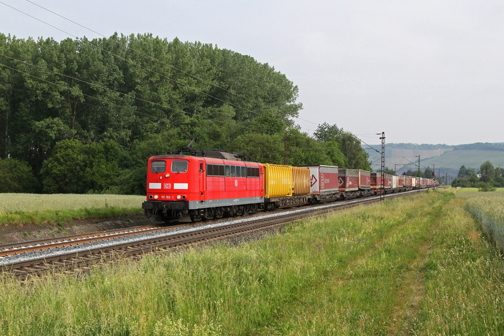 151 102 mit einem KLV Zug am 02.06.2012 bei Retzbach-Zellingen.