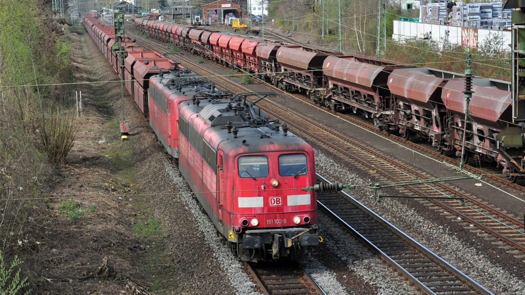 151 103-9 in Doppeltraktion verlt Bereich Bonn-Beuel Bhf in Richtung Sden - 07.04.2010