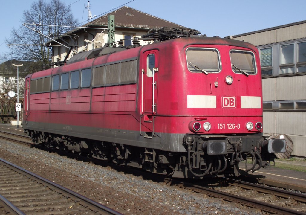 151 126-0 wartet am 9. April 2011 in Pressig-Rothenkichen auf ihren nchsten Schubeinsatz.