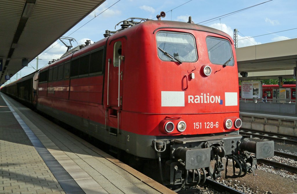 151 128 rumpelt mit ihrem gemischten Gterzug durch den Mannheimer Hbf. (23.06.12)