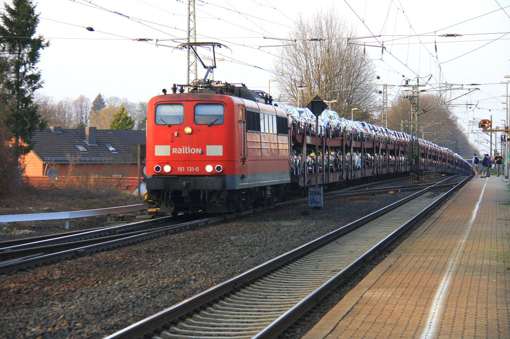 151 131-0 von Railion kommt mit einem  Autozug aus Richtung Herzogenrath nach Aachen-West und fhrt die Kohlscheider-Rampe hoch.
Aufgenommen bei der durchfahrt in Kohlscheid bei Abendsonne am 27.3.2012.