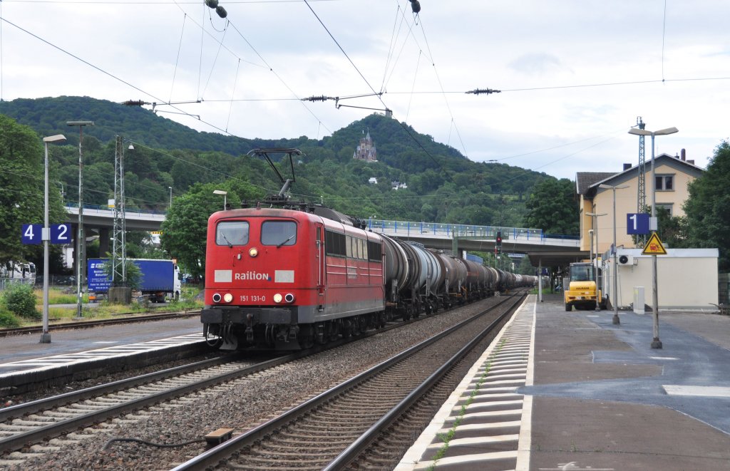 151 131 mit Kesselwagen am rechten Rhein in Knigswinter Richtung Troisdorf.Aufgenommen am 12.7.2012