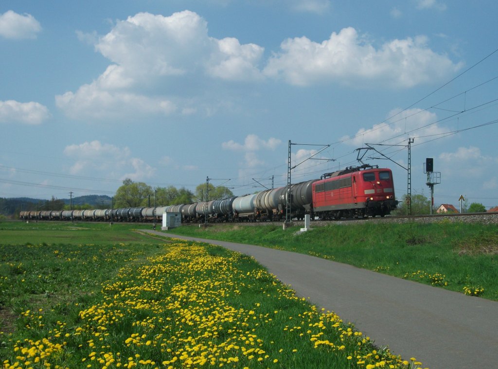 151 140 ist am 05. Mai 2013 mit einem Kesselzug bei Gundelsdorf Richtung Kronach unterwegs.