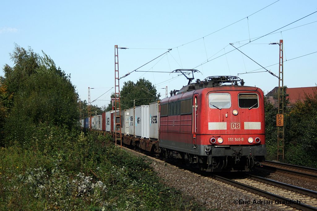 151 146 mit einem Containerzug am 9.10.2010 in Limmer.