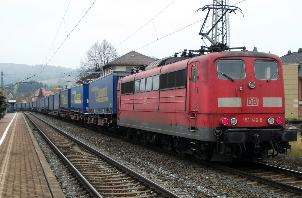 151 146 steht am 30.Oktober 2011 als Schublok mit dem LKW-Walterzug (gezogen von 152 166) im Bahnhof Pressig.