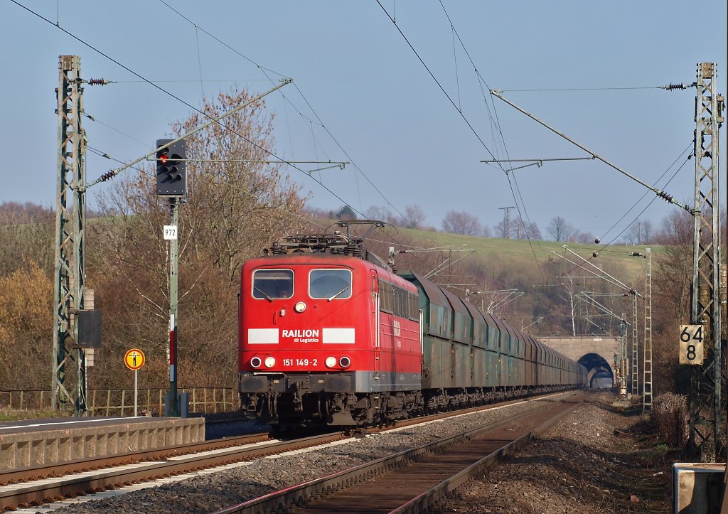 151 149-2 am 03.03.2011 zieht einen endlos langen Kohlenzug auf der KBS 480 durch den Bahnhof Eilendorf.