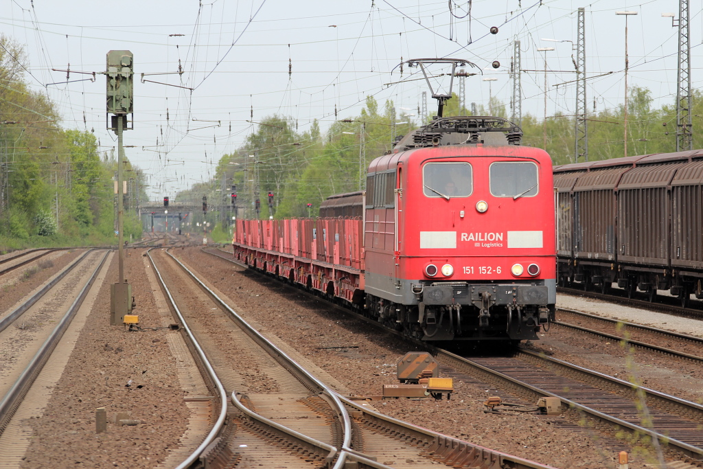 151 152-6 mit leeren Rungenwagen. Recklinghausen-Sd. 28.04.2012.