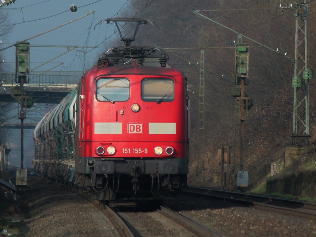 151 155-9 kommt am 14.03.2012 mit einem Kalkzug am Haken auf der KBS 485 die Steigung von Herzogenrath nach Kohlscheid hoch.