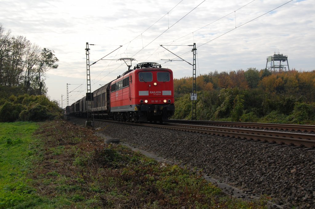 151 161-7 mit gemischten Gterzug, hier zwischen Bockum - Hvel und Mersch ( Westf )
, 28.10.2011.
