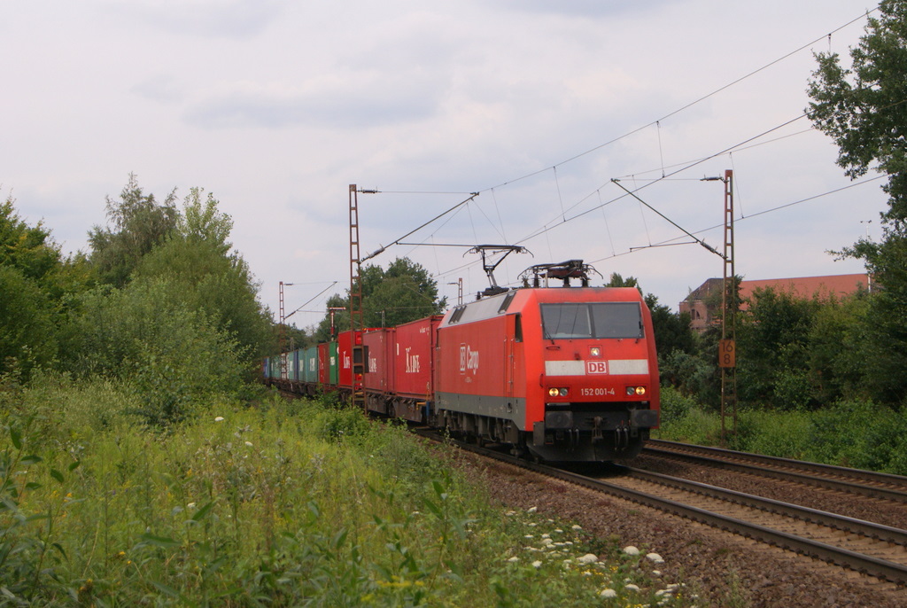 152 001-4 mit einem Containerzug in Hannover-Limmer am 28.07.2011