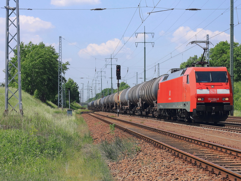 152 004-8 passiert mit einen Gterzug Kesselwagen mit entzndbaren flssigen Stoffen am 23. Mai 2012 den Ort Diedersdorf in Brandenburg in Richtung Berlin.