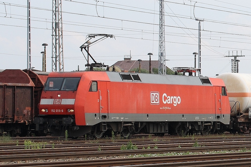 152 019 hlt mit ihrem Kesselwagenzug zum Personalwechsel in Angermnde am 12.08.2010