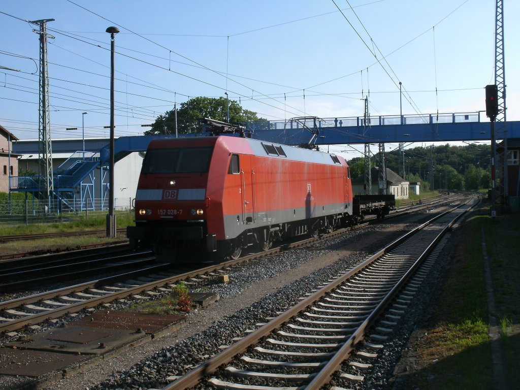 152 028 mit nur einem einzigen Wagen am Haken bei der Durchfahrt,am 07.Juni 2013,durch Bergen/Rgen.