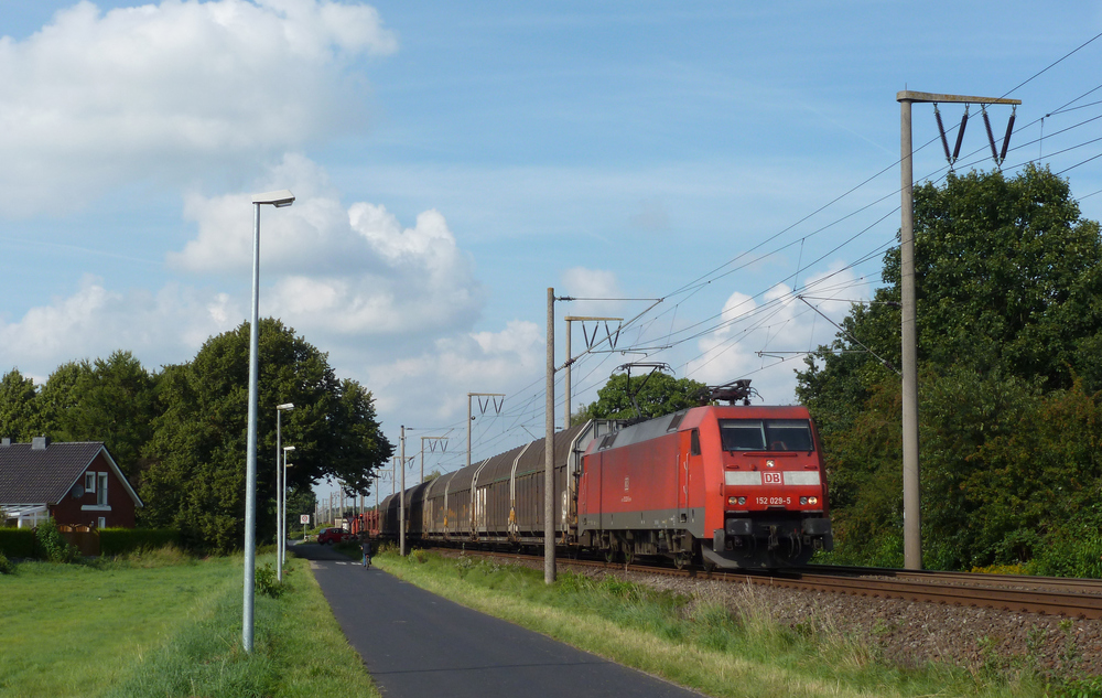152 029-5 fuhr am 27.08.2012 mit einem Gterzug von Emden nach Osnabrck, hier in Leer.