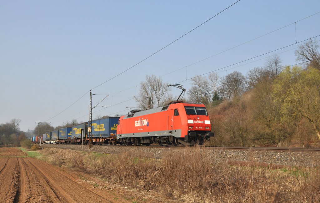 152 058 mit einem KLV-Zug in Richtung Ulm.Bild entstand bei Reichenbach/Fils am 24.3.2012