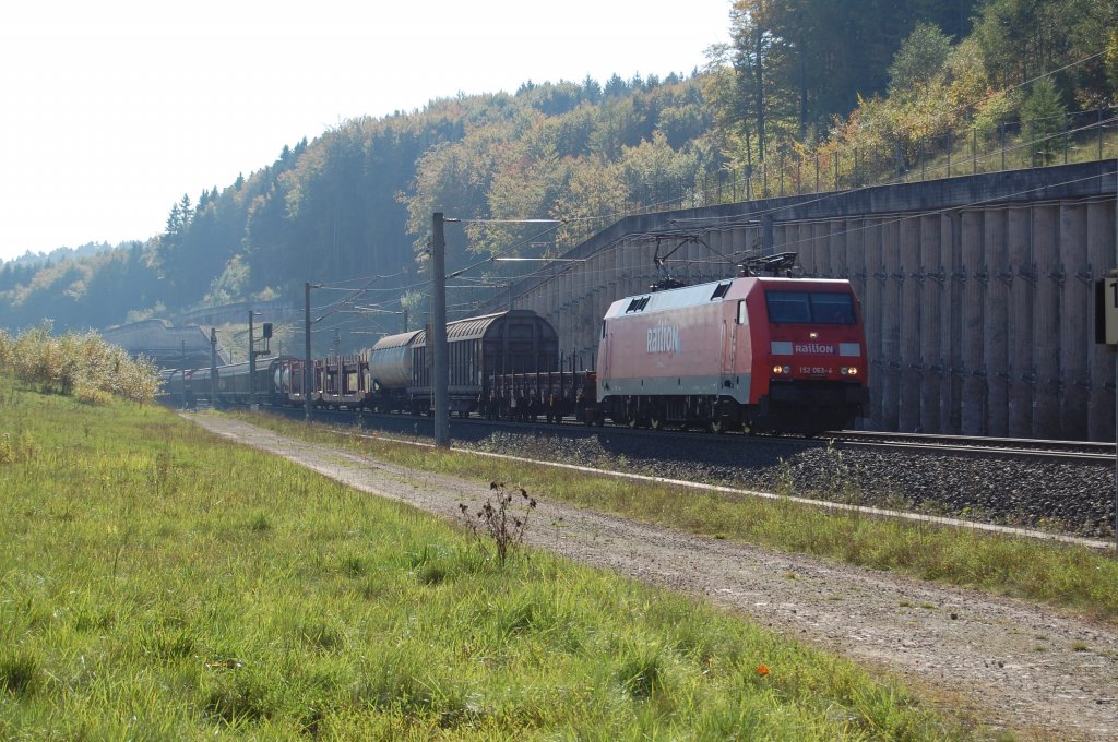 152 063-4 mit einem gemischten Gterzug kurz vor dem Eggetunnel in Willebadessen, 09.10.2010.