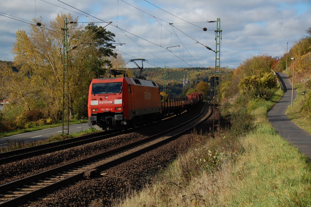 152 063-4 rauscht mit ihrem kurzen aber schnen Gemischtwarenladen durchs Rheintal bei Erpel auf Linz zu, 26.10.2011.