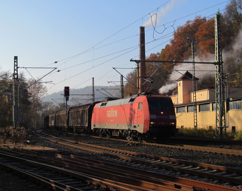 152 064-2 zieht am 14. November 2012 einen gemischten Gterzug durch Kronach.