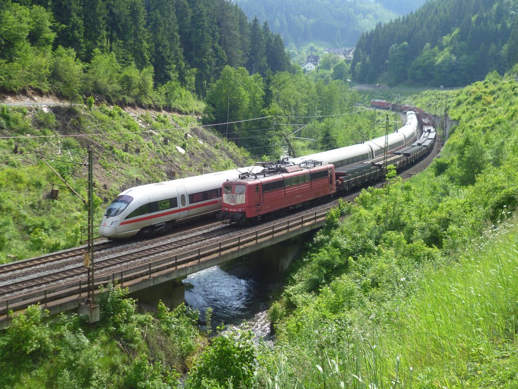 152 078-2 mit Schublok 151 134-4 fuhren am 08.06.13 von Probstzella Richtung Kronach. Hier kurz vor Lauenstein die Schublok.