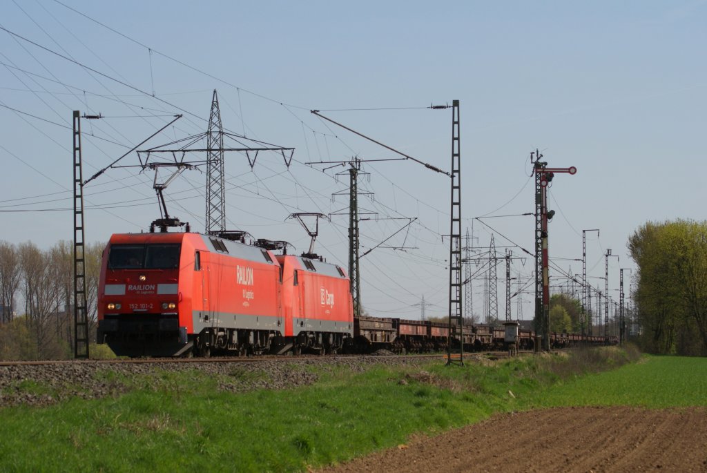 152 101-2 + 152 021-2 mit einem Leeren Coilzug in Neuss-Weienberg am 03.04.2011