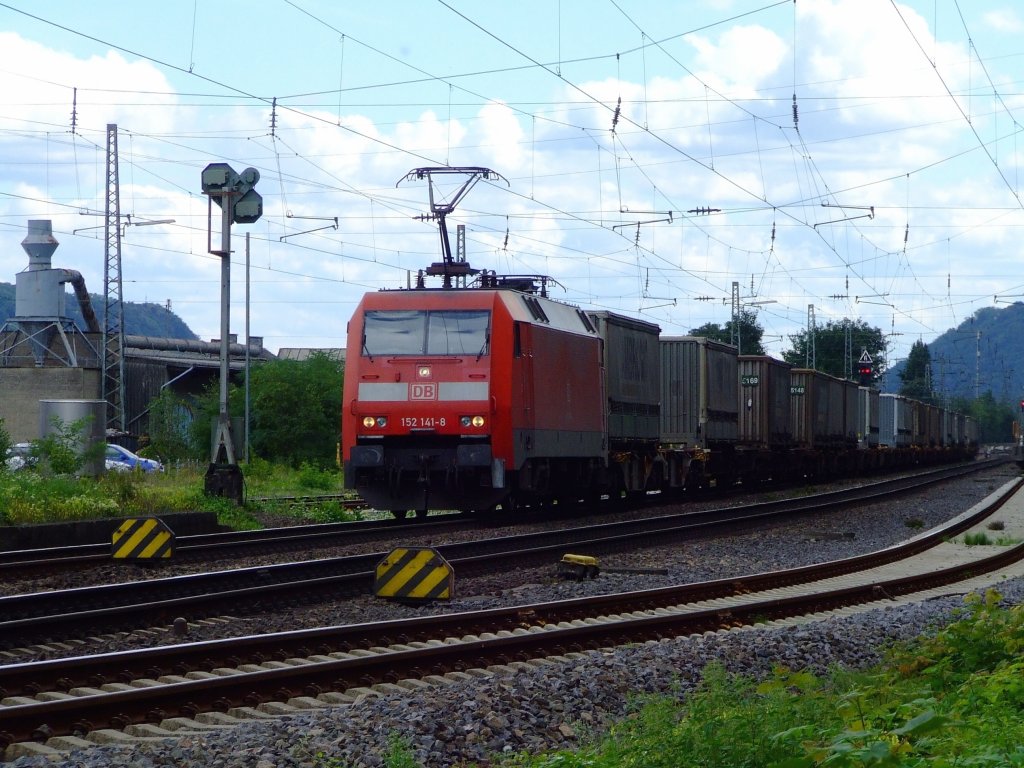 152 141-8 mit Gterzug vorm Bahnhof Brohl-Ltzing am 19.08.2010. Die 152 (Siemens ES64F) ist eine Hochleistungslokomotive aus der Siemens ES64 EuroSprinter-Typenfamilie fr den schweren Gterzugverkehr, die auch fr Personenzge genutzt werden kann.