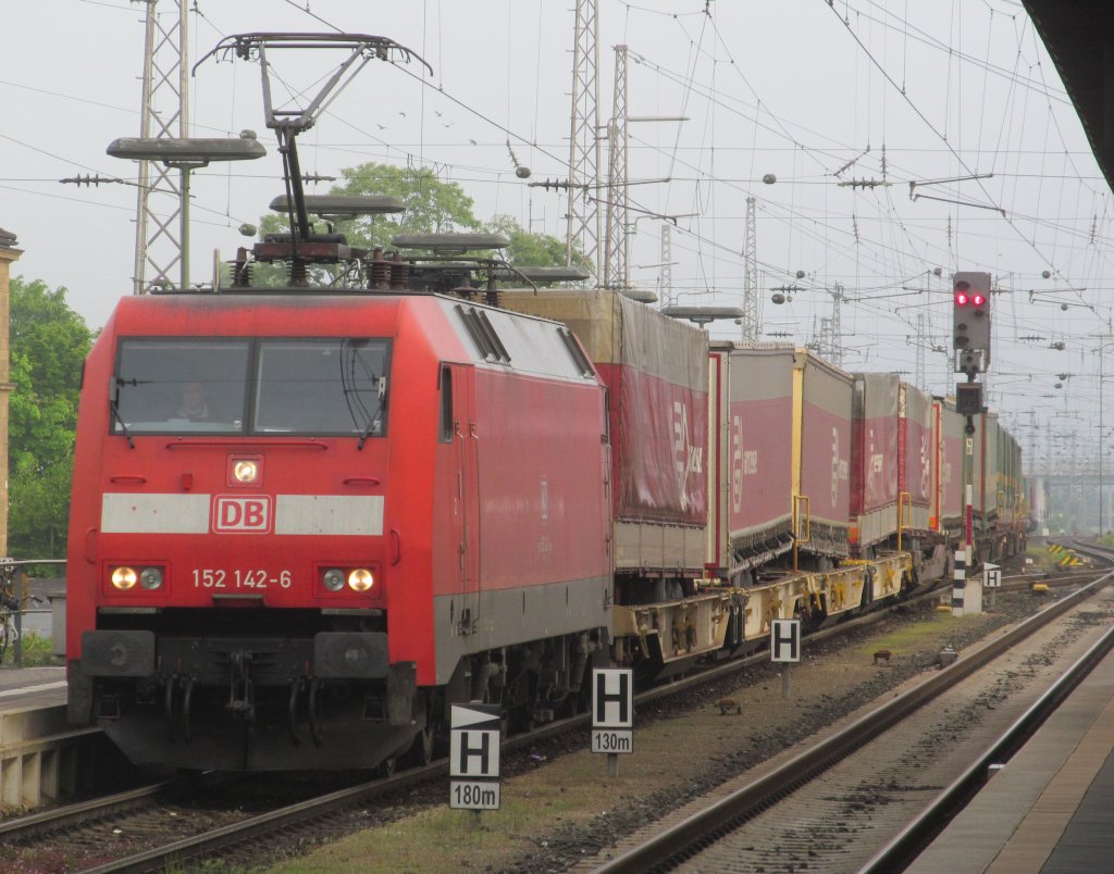 152 142-6 zieht am 28. Mai 2013 einen KLV durch Bamberg.