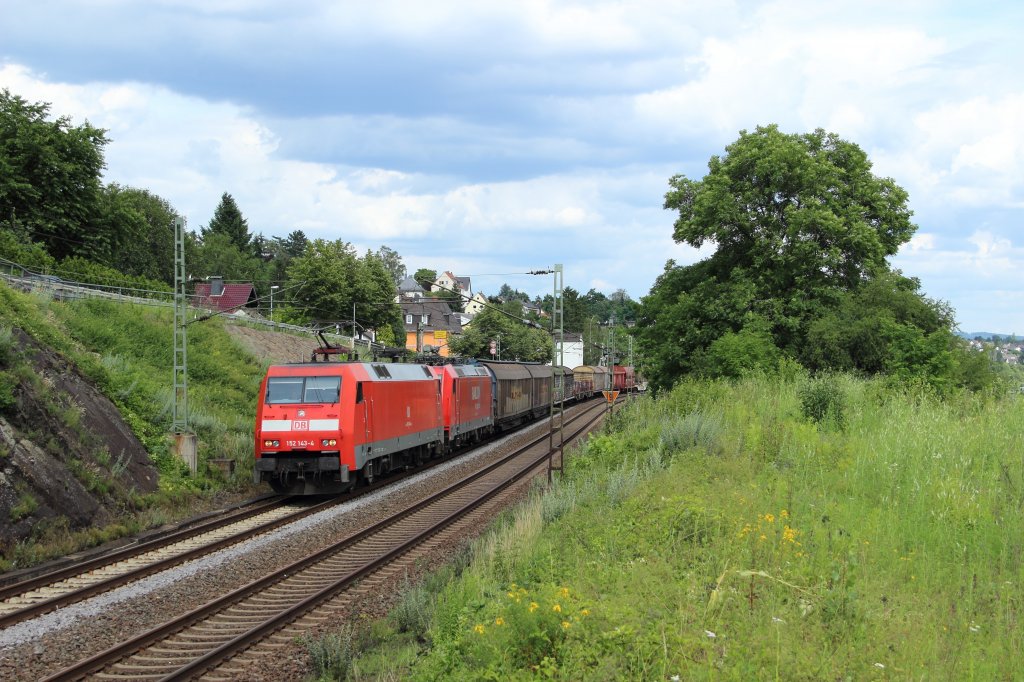 152 143-4 schleppt eine 185 mit einem Gterzug ab. Hier in Leutesdorf am Rhein am 23.06.2012