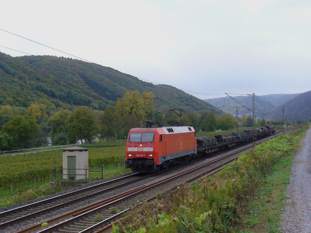 152 145-9 zieht einen kurzen Stahlzug am 11.10.2011 durch Pommern (Mosel