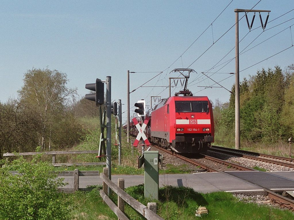 152 154-1 mit Gterzug von Emden bei Uthusen am 4-5-2006.