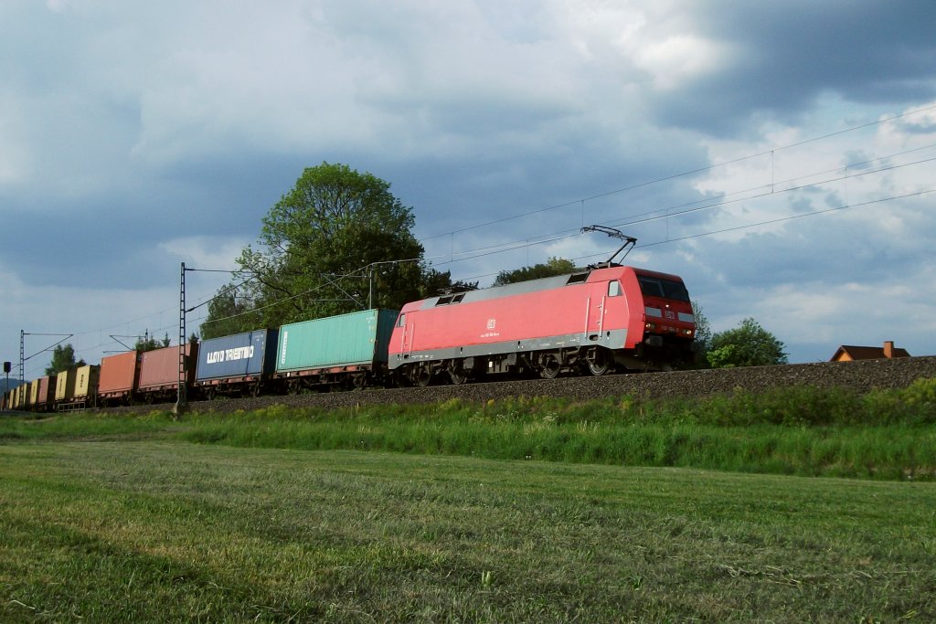 152 164 ist am 11.Mai 2011 mit einem Containerzug bei Halach unterwegs.