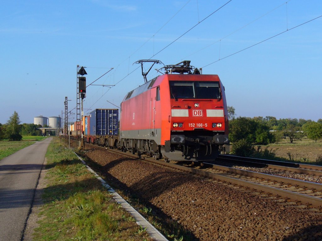 152 166-5 zieht am 21.09.2011 einen Containerzug  durch Wiesental

