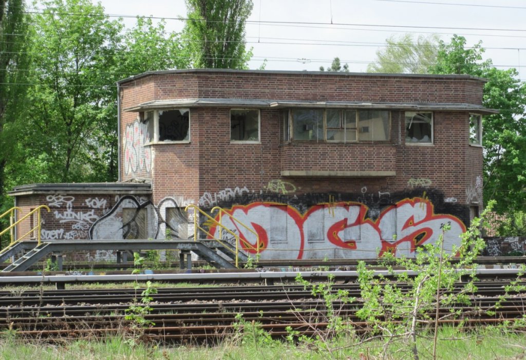 1.5.2012 Birkenwerder. Stw am Nordkopf des Bahnhofs, dem Aussehen nach eher auer Betrieb.