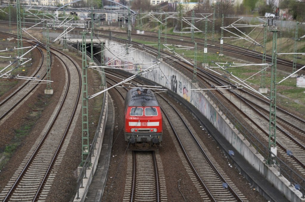 15.4.2012 Berlin-Gesundbrunnen. 218 345-7 - vor kurzem als Schlusslok mit IC 2427 angekommen - auf dem Innenring, durchfhrt gleich die berfhrung der Stettiner Bahn.