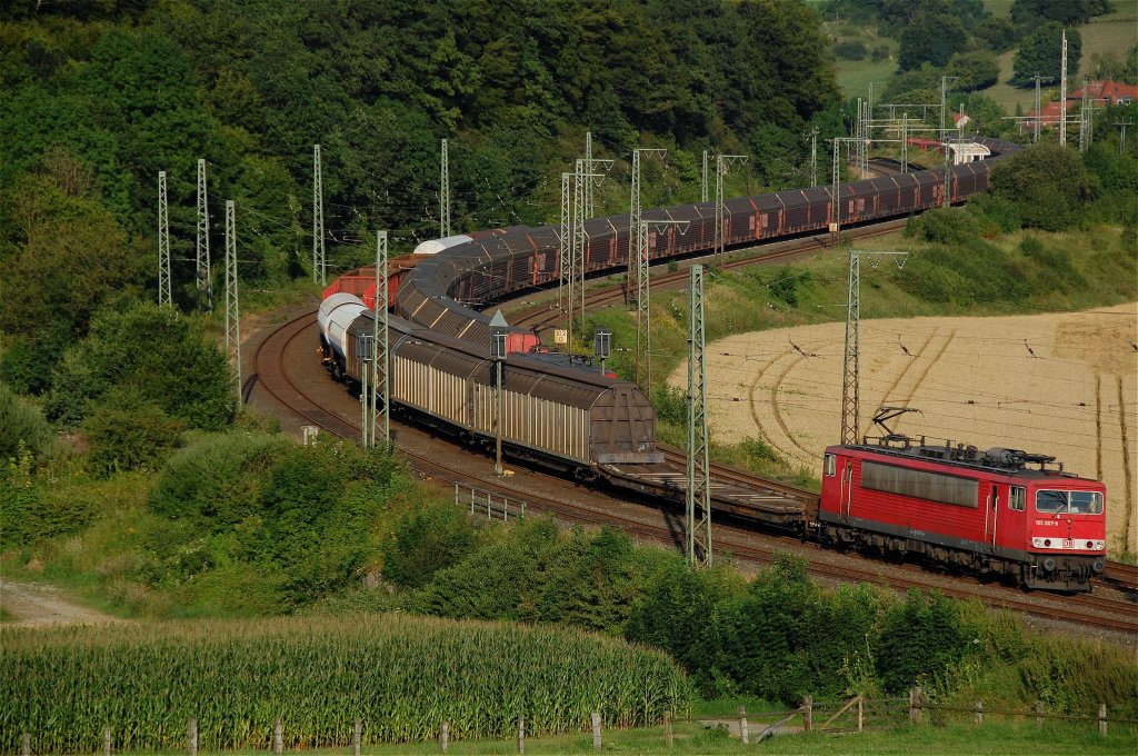 155 007-8 berholte am 15.08.2012 mit EZ 52287 den wegen eines defekten Wagen gestrandeten GA 60081 mit einer unbekannten Lok der BR 152 im Betriebsbahnhof Himmighausen.
