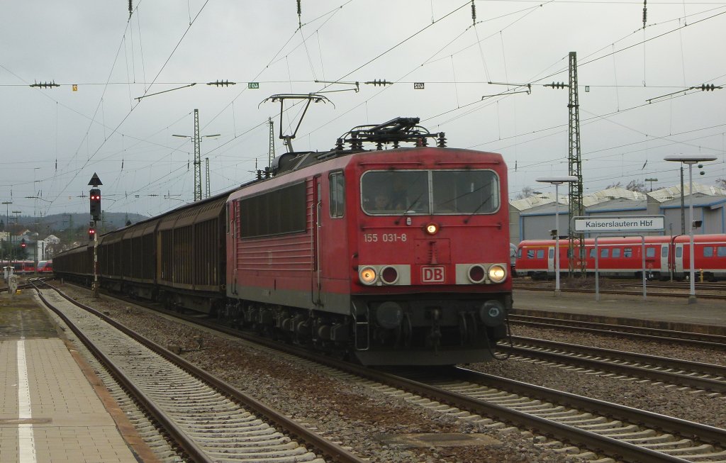 155 031-8 zieht einen Schiebewandwagenzug am 03.01.2012 durch Kaiserslautern