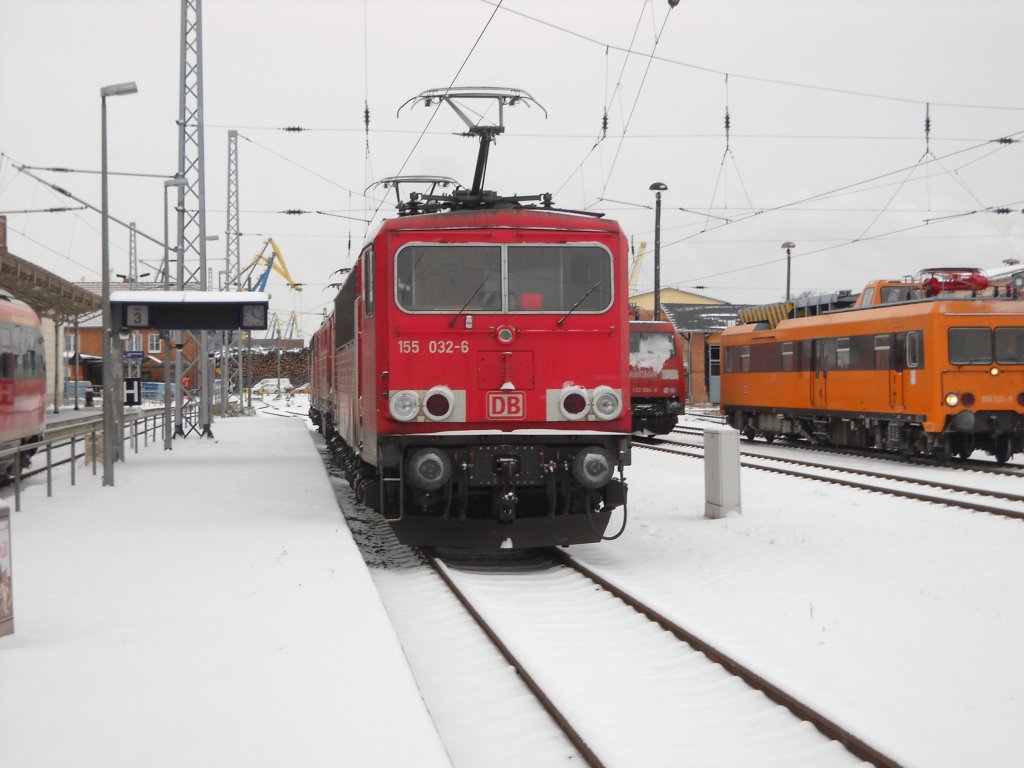 155 032-6 steht am 2.12.2010 an Bansteig 3 in Wismar
